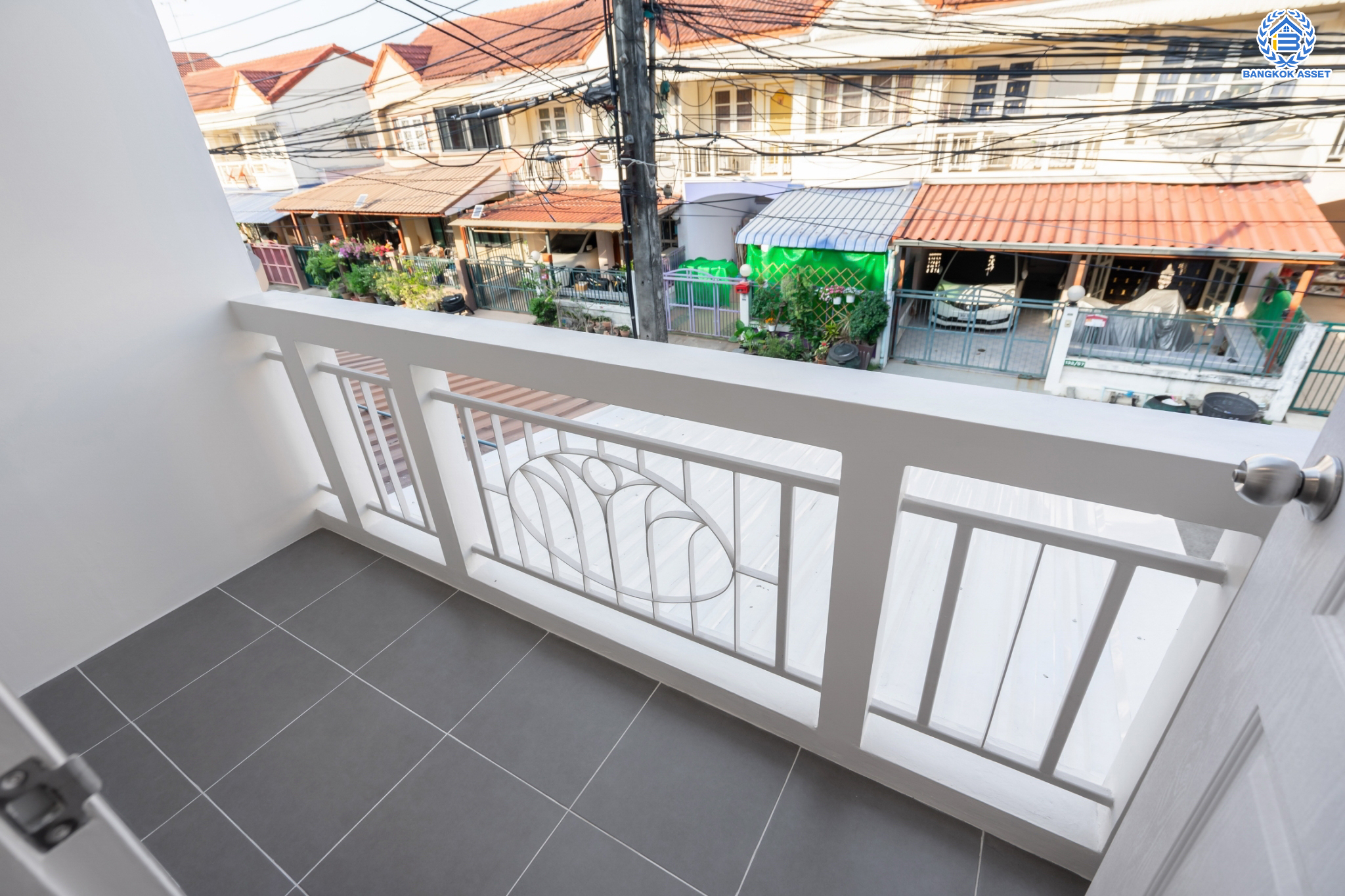 บ้านมือสองตกแต่งใหม่ ม.รติรมย์ 3 สวนผัก บ้านดีไซน์สวยพร้อมอยู่ เนื้อที่ 21 ตร.ว. ฟังก์ชัน 3 ห้องนอน 2 ห้องน้ำ 1 ที่จอดรถ บนทำเลศักยภาพ เชื่อมต่อหลายเส้นทางหลัก ใกล้ทางด่วน "ศรีรัช" รถไฟฟ้าสายสีแดง "สถานีตลิ่งชัน"และแหล่ง Community Mall ชั้นนำมากมาย